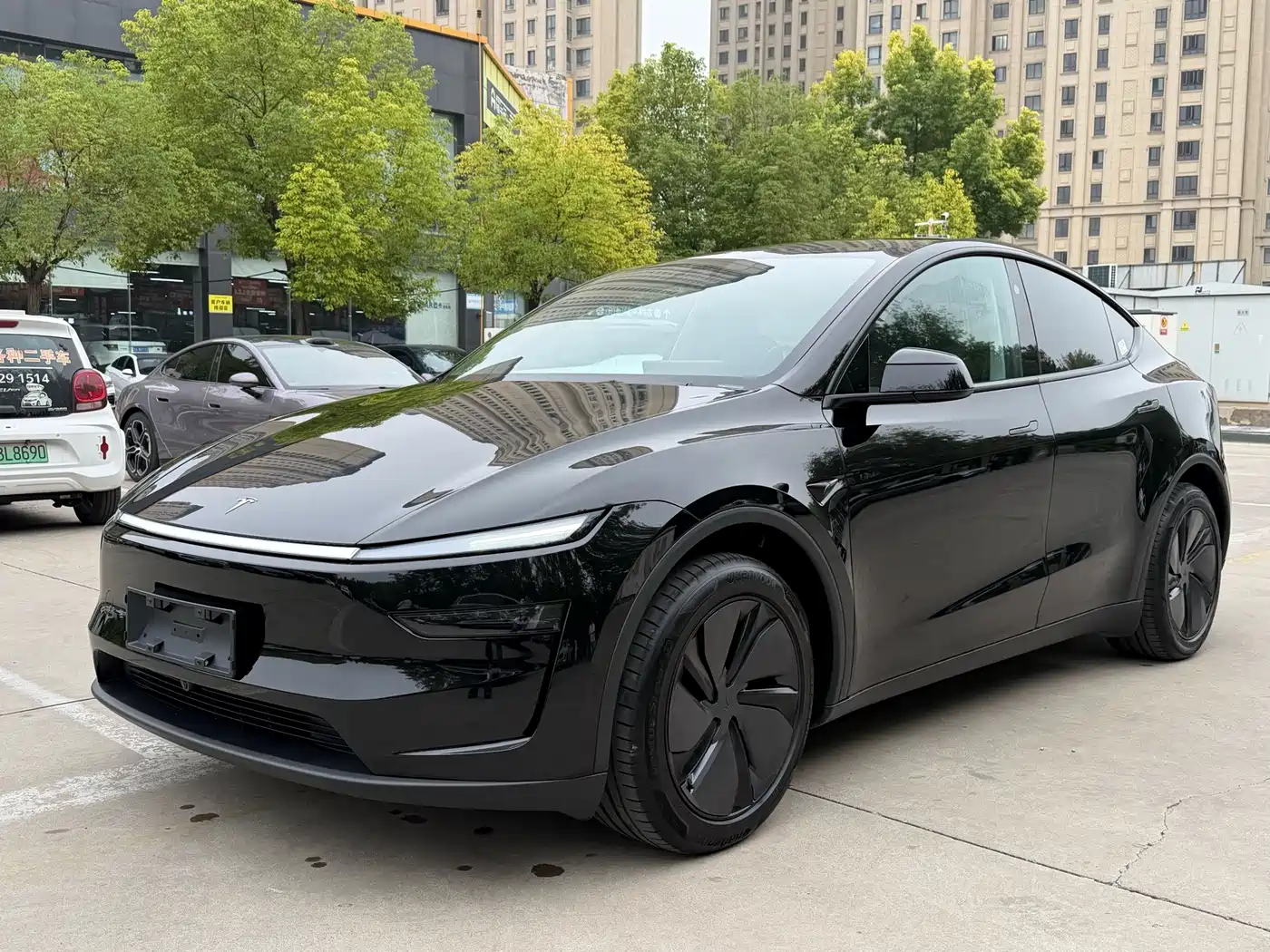 Tesla Model Y 2025 Long Range All-Wheel Drive
