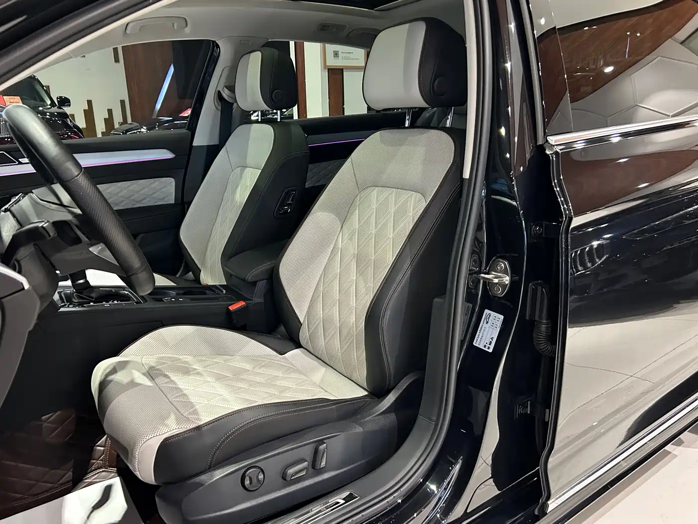 Volkswagen Magotan 2023 Model 2 Million Commemorative Edition 330TSI DSG Luxury фото 11