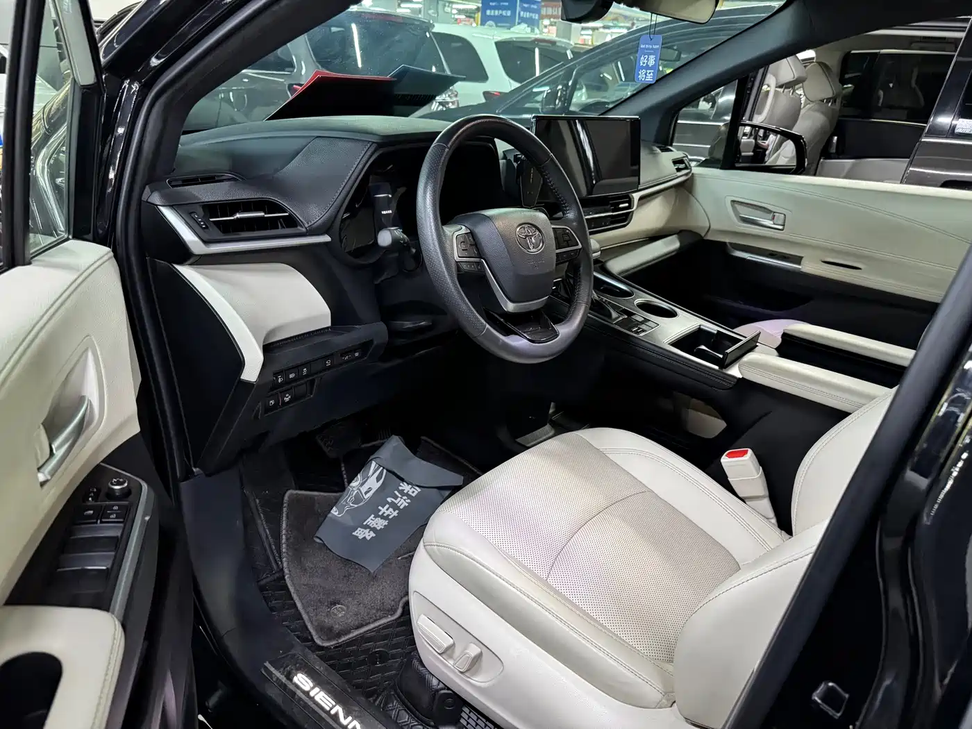 Toyota Sienna 2024 2.5L Hybrid 4WD Premium Edition фото 12
