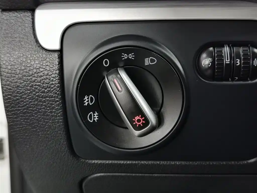 Volkswagen Scirocco 2015 1.4TSI Trend Edition фото 21