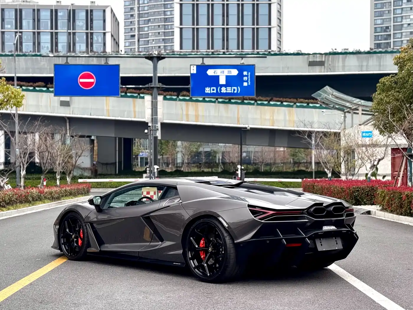 LAMBORGHINI REVUELTO