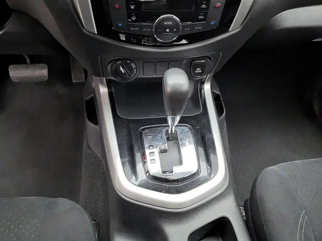 Nissan Navara 2017 Model 2.5L Automatic 4WD Luxury QR25 фото 13