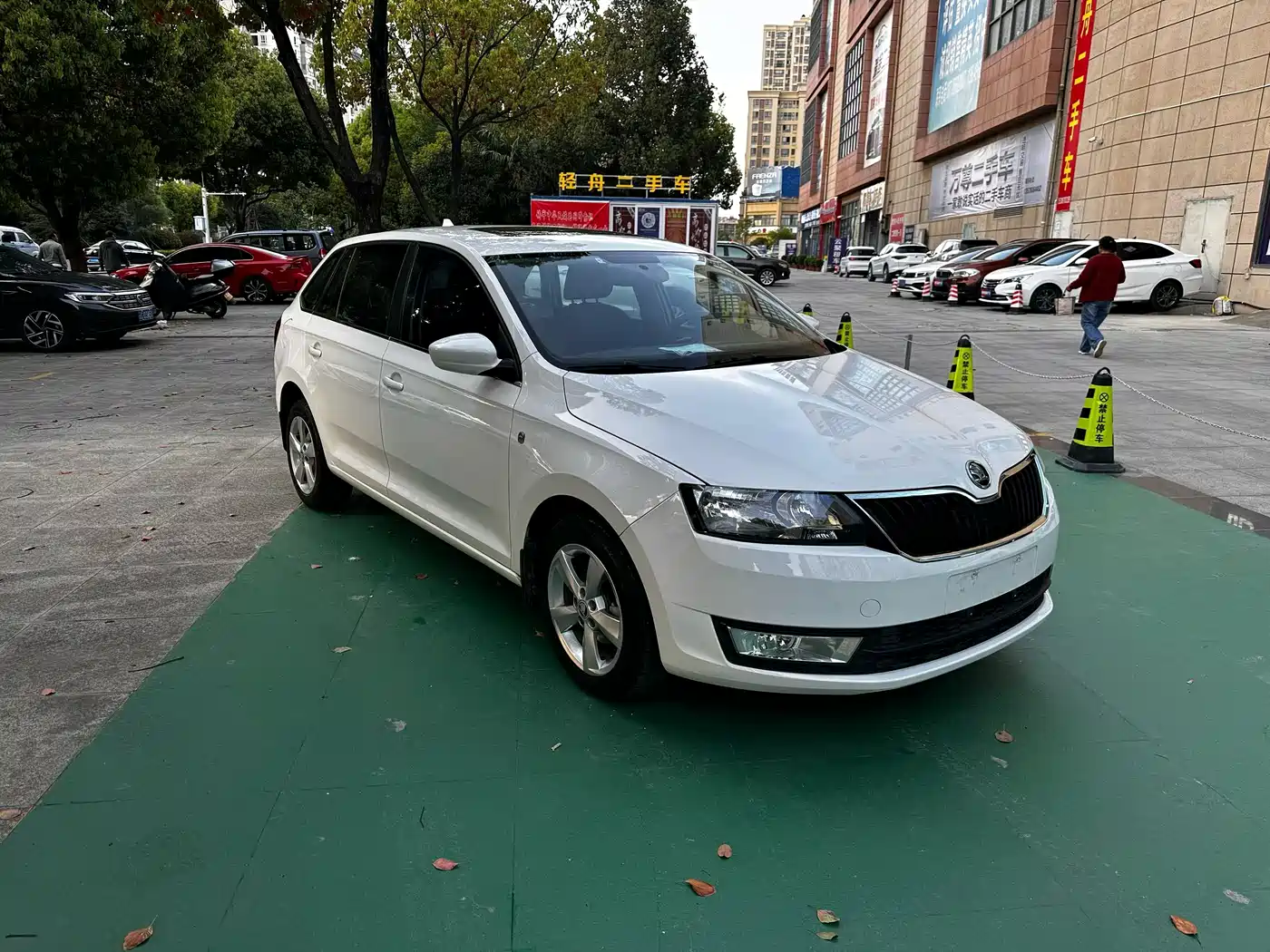Škoda Skoda Rapid Spaceback 2016 Facelift 1.6L Automatic Innovation Edition фото 3