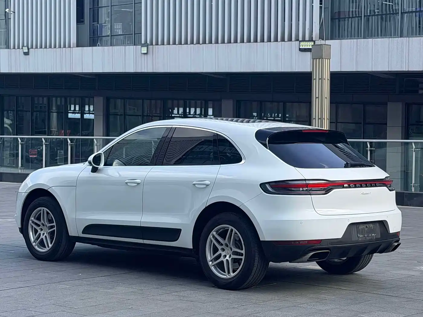 PORSCHE MACAN