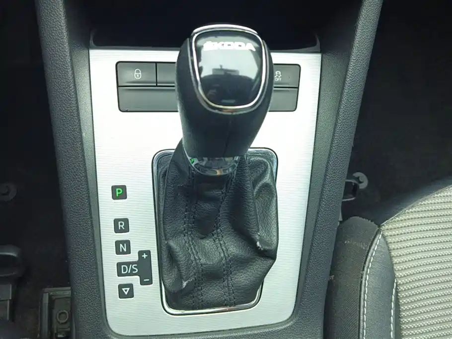 Škoda Octavia 2017 1.6L Automatic Pioneer Edition фото 16