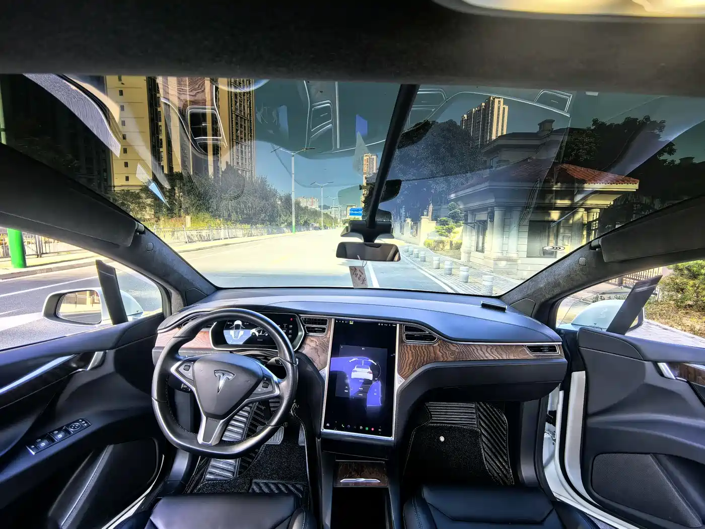 TESLA MODEL X
