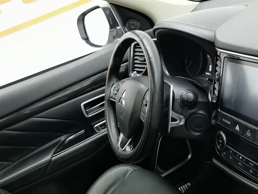 Mitsubishi Outlander 2019 2.4L 4WD Deluxe Edition 5-seater China V фото 22