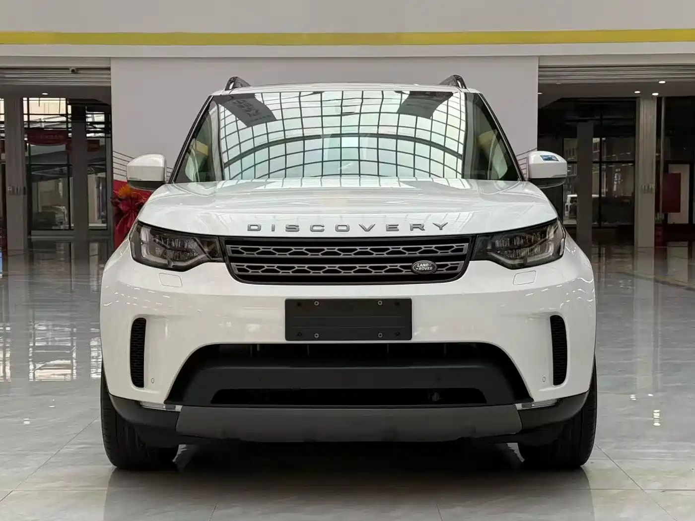 Land Rover Discovery 2017 3.0 SC V6 SE фото 2
