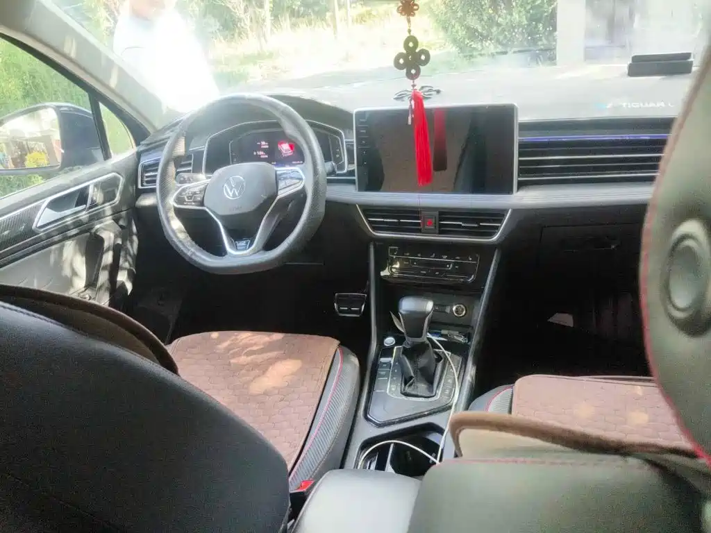 Photo 12 - Volkswagen Tiguan L