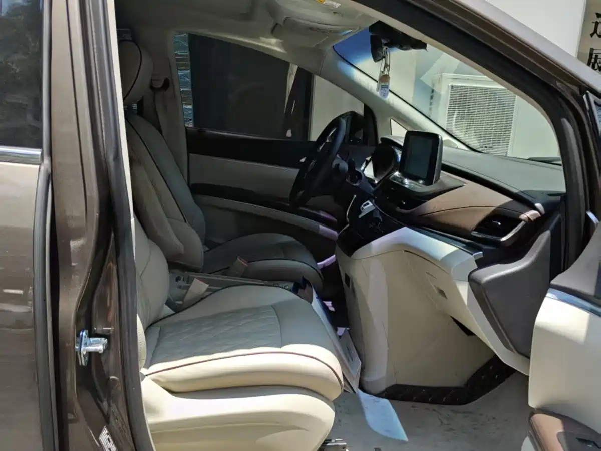 Фото 8 - Buick GL8