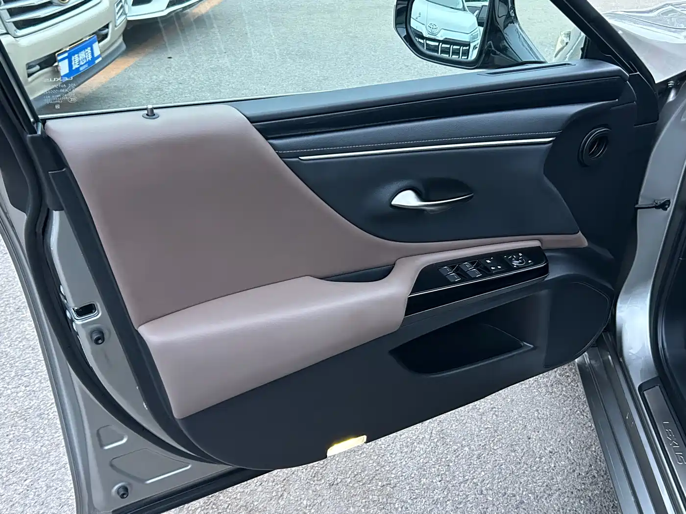 Lexus ES 2022 300h Ultimate Edition фото 7