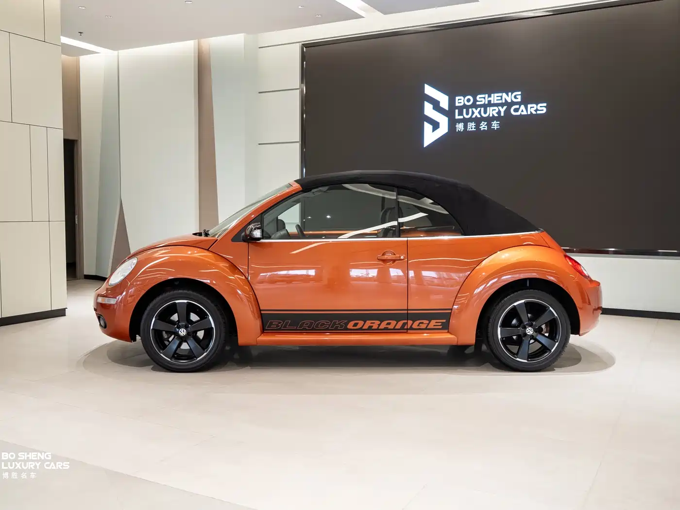 Volkswagen Beetle 2010 Model 2.0 BlackOrange Convertible Luxury Edition фото 3