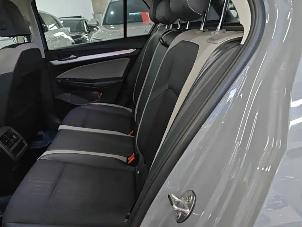 Photo 13 - Volkswagen Golf