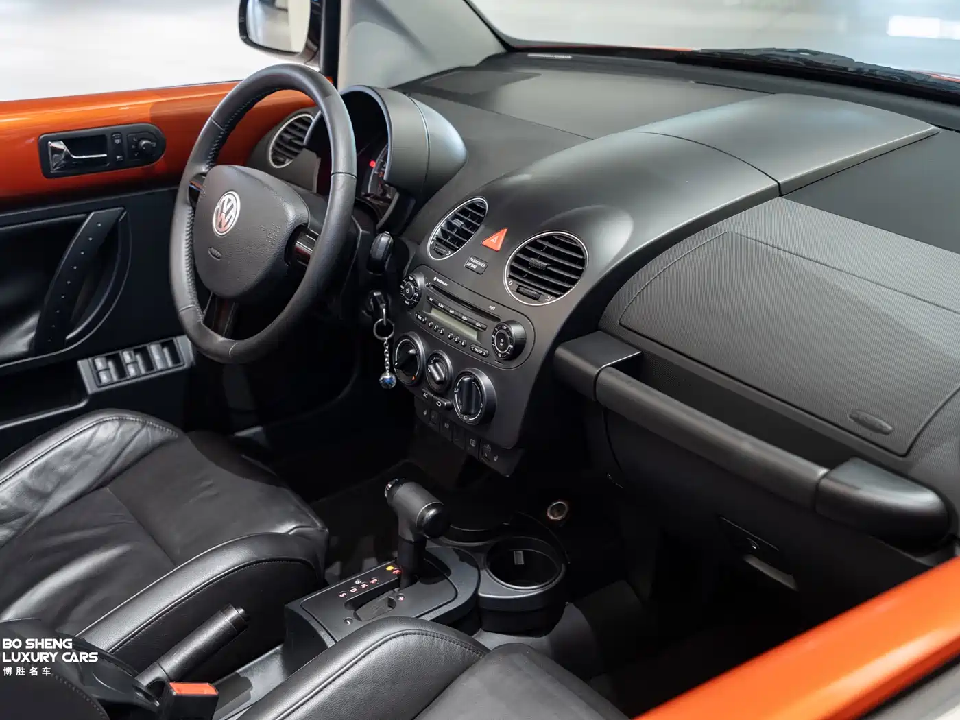 Volkswagen Beetle 2010 Model 2.0 BlackOrange Convertible Luxury Edition фото 10