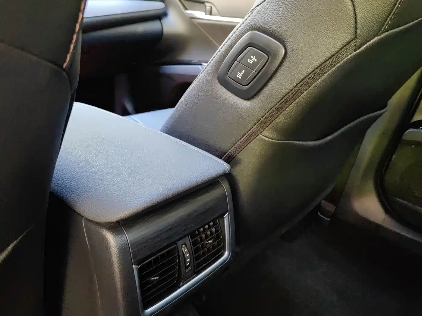 Toyota Camry 2023 2.0G Luxury Edition фото 8
