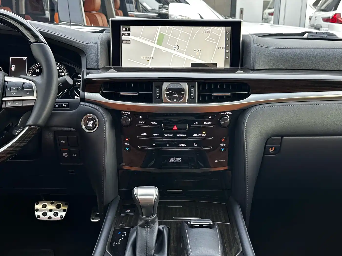 Фото 13 - Lexus LX