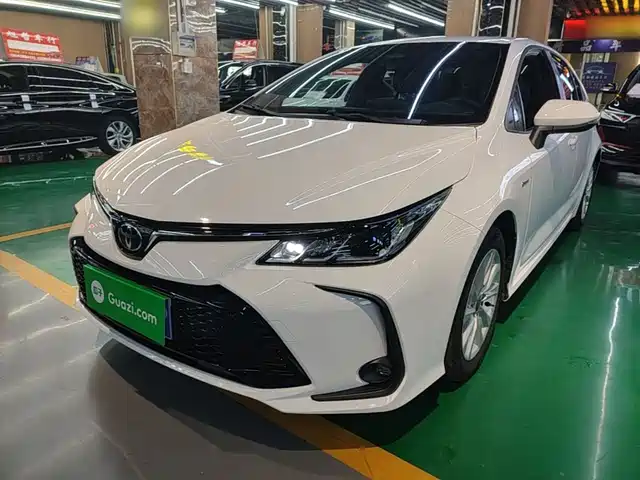Toyota Corolla 1.8L, интеллектуальный гибрид, два мотора, Элит