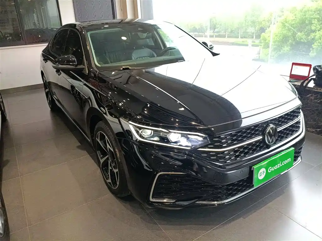 Volkswagen Passat 2023 330TSI Starlight Luxury Edition фото 22