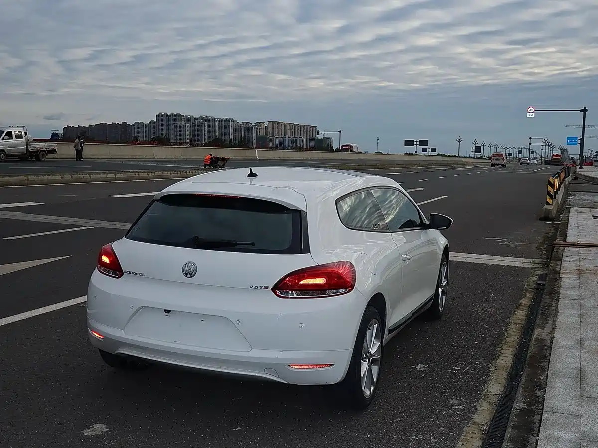Volkswagen Scirocco 2011 2.0TSI Luxury фото 8
