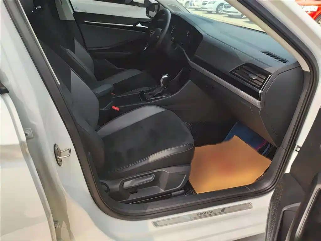 VOLKSWAGEN SAGITAR