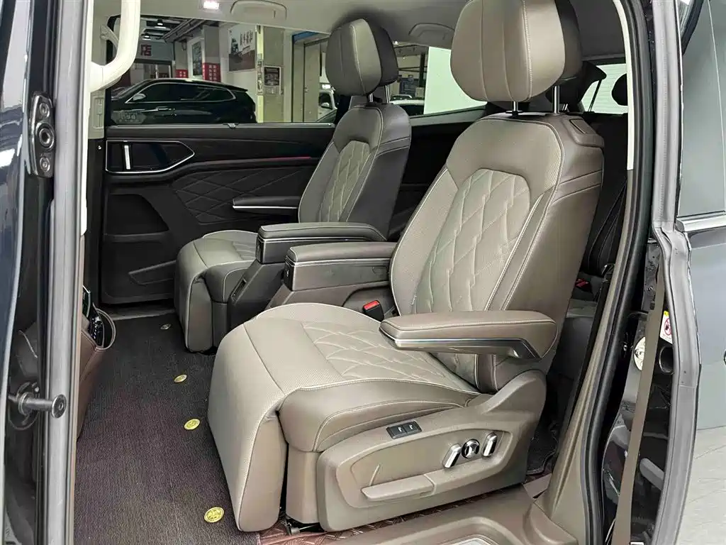Volkswagen Viloran 2024 380TSI Executive Edition фото 14