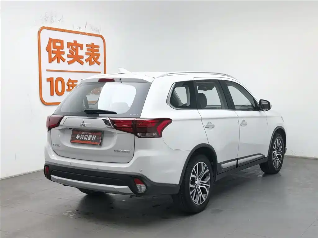 Mitsubishi Outlander 2018 2.4L 4WD Luxury Edition 7-seater фото 2