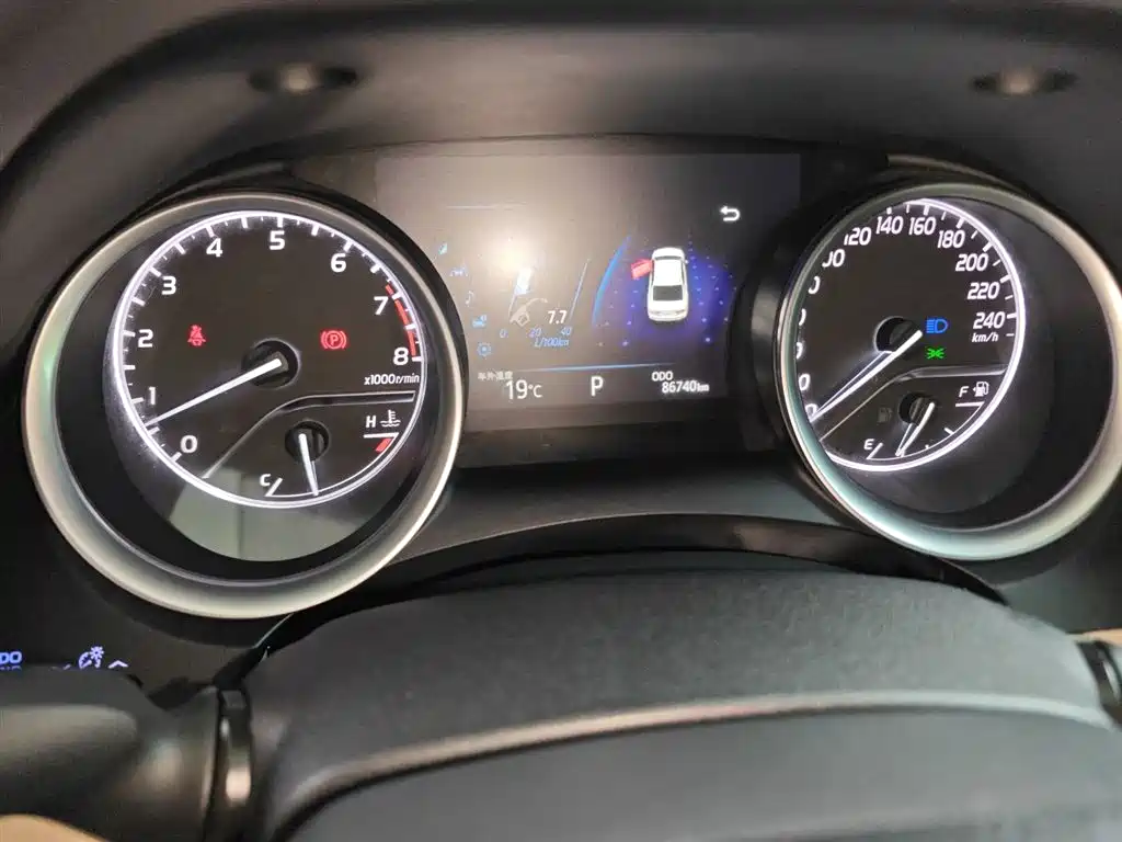 Toyota Camry 2018 2.5G Luxury Edition фото 12