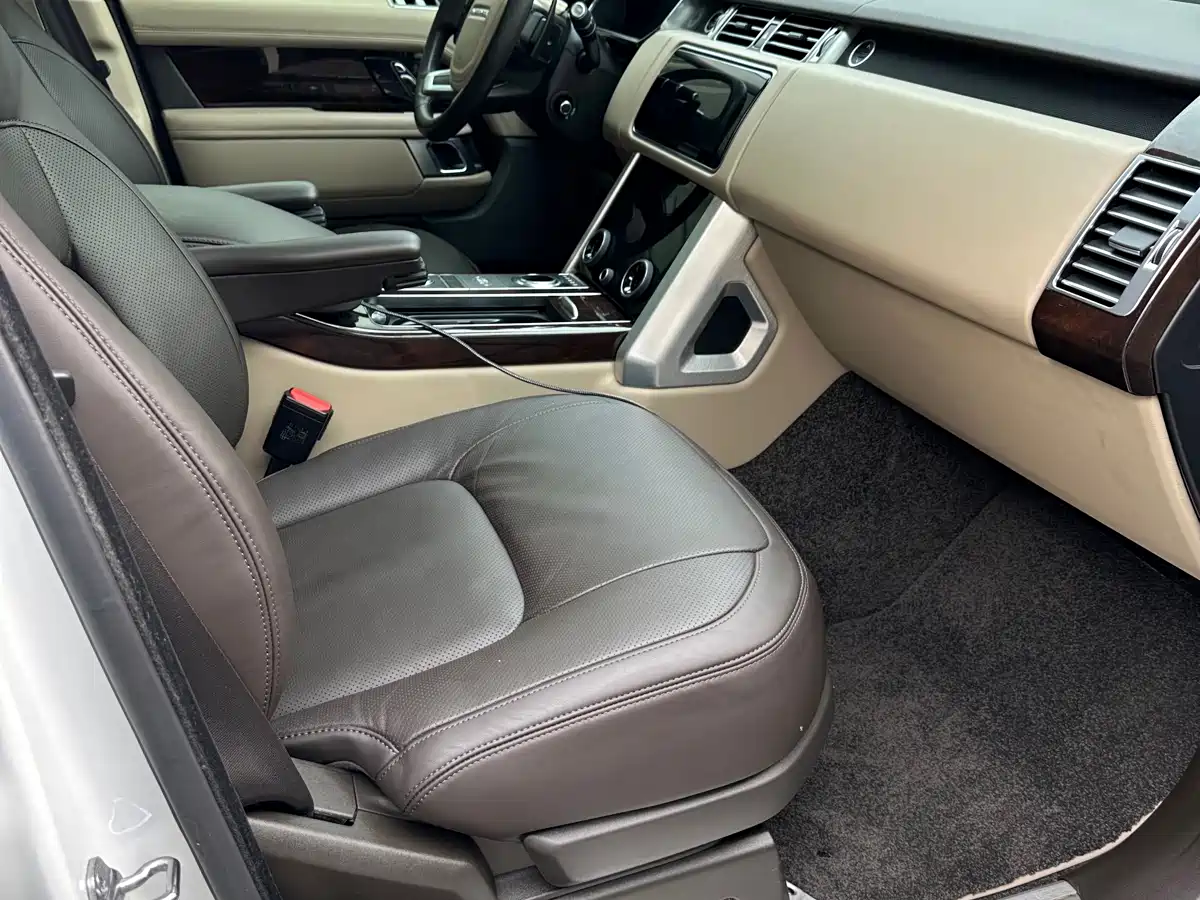 Land Rover Range Rover 2021 3.0 L6 Heritage Extended Classic Edition фото 9