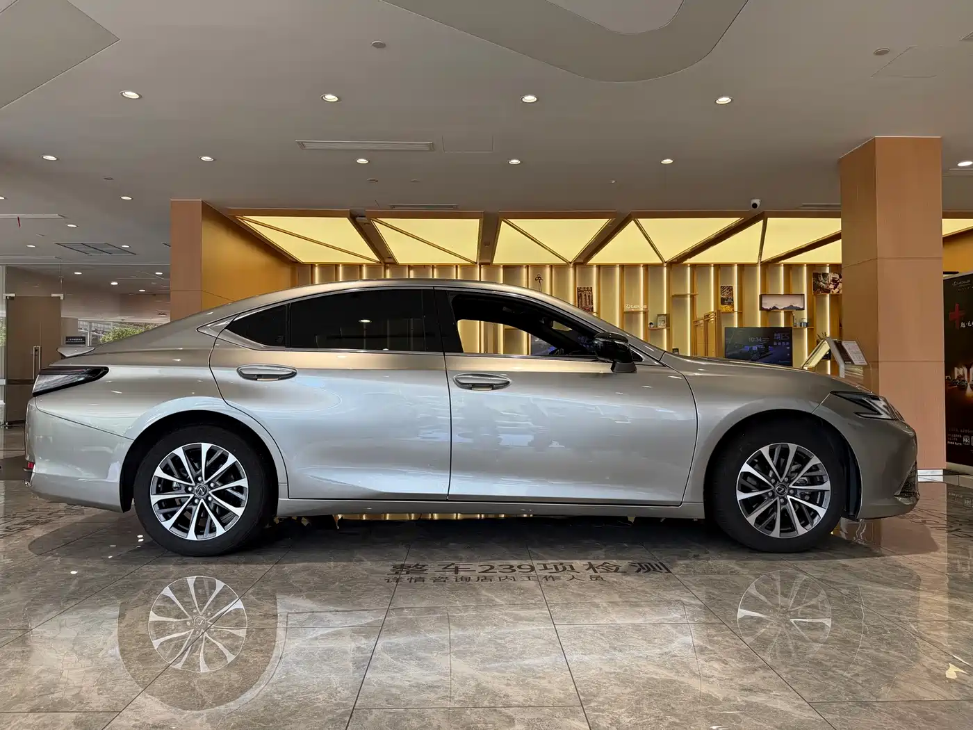 Фото 9 - Lexus ES