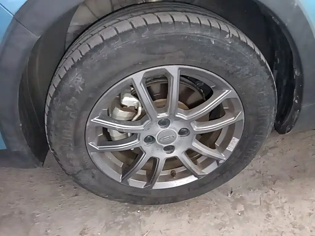 Фото 23 - Geely Vision X3