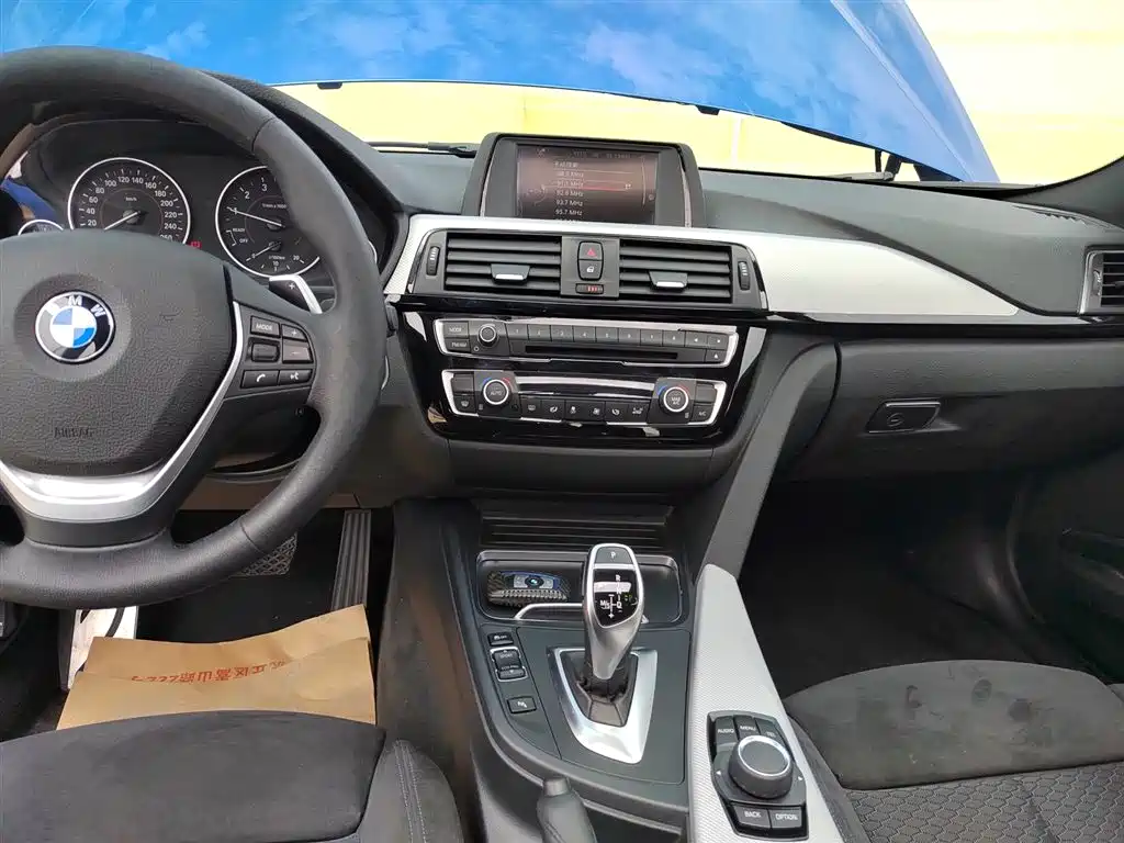 BMW 3 Series 2017 320i M Sport фото 13