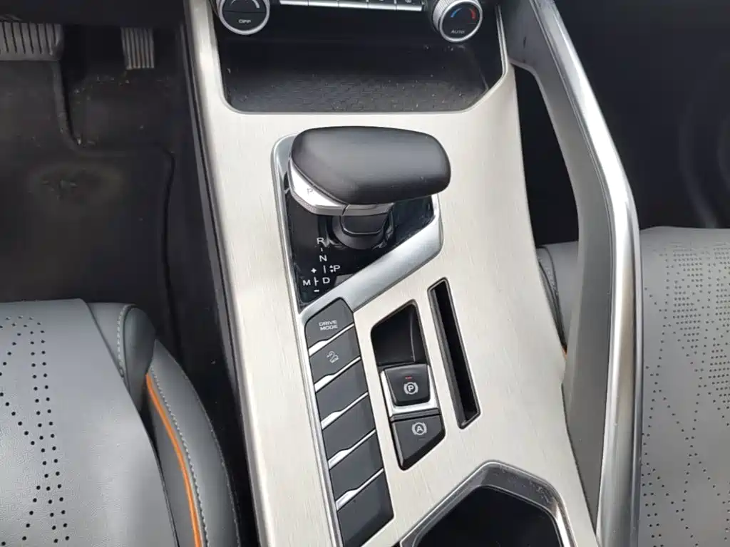 Фото 14 - Geely Coolray