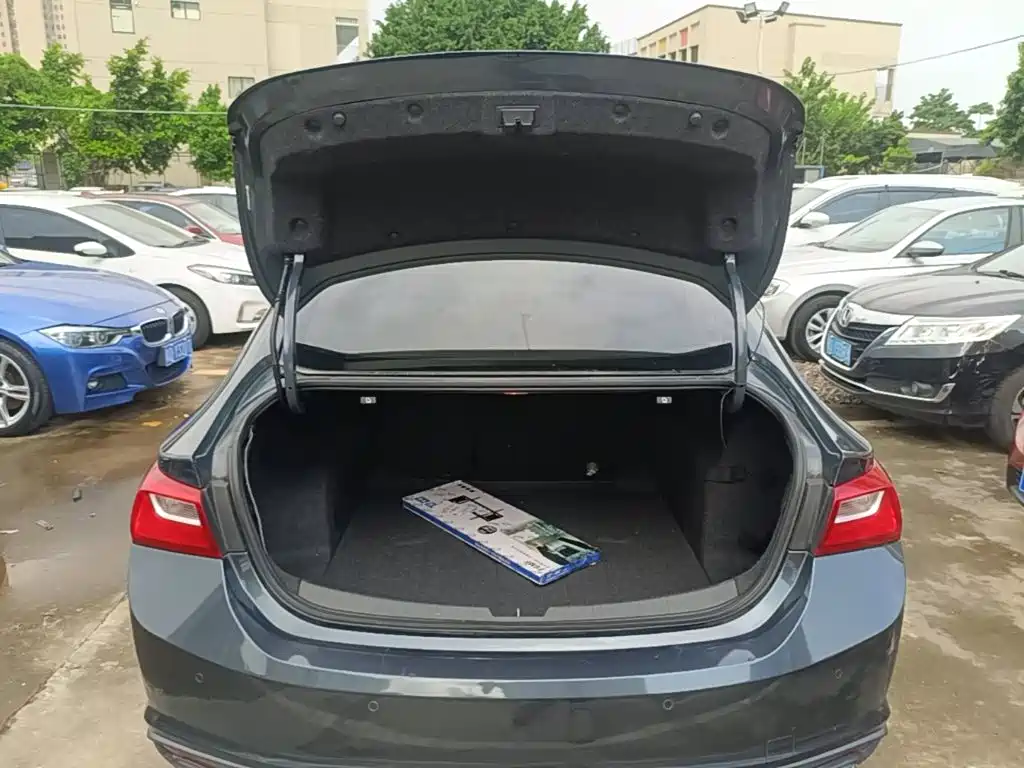 Photo 19 - Chevrolet Malibu XL