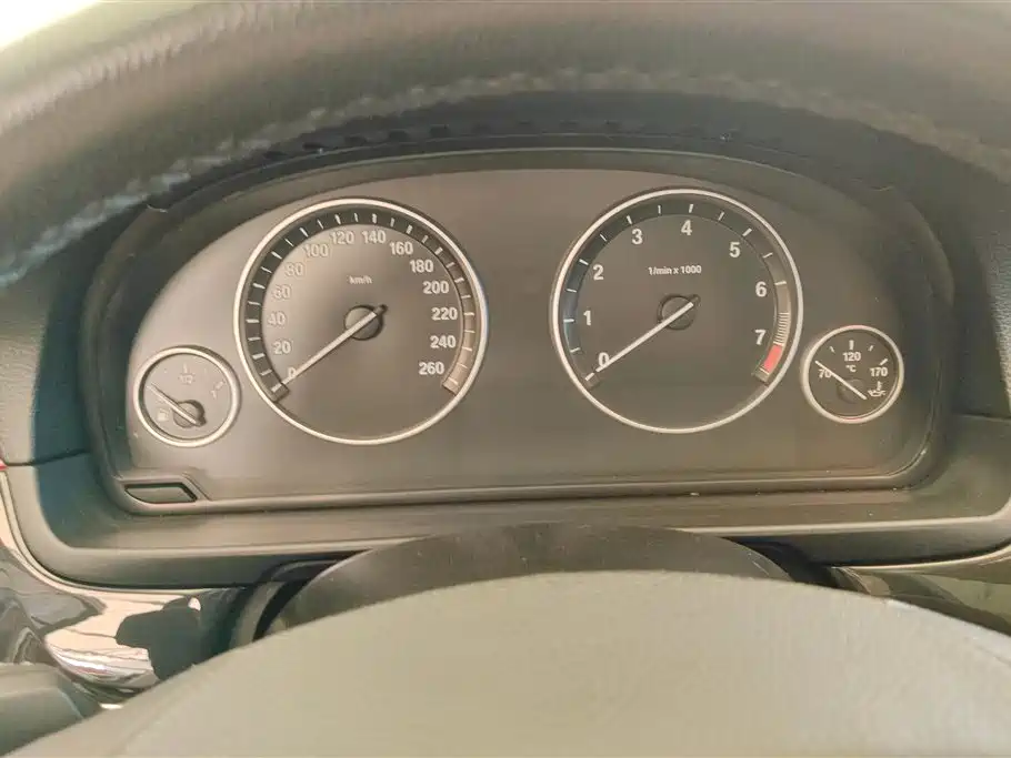 BMW 5 Series (Import) 2014 520i Classic фото 14