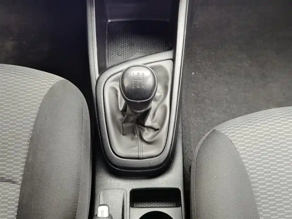 Hyundai Verna 2017 1.4L Manual Renewal Edition China VI фото 13