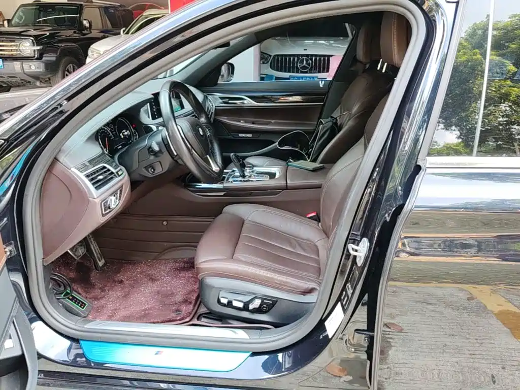 Фото 15 - BMW 7 Series