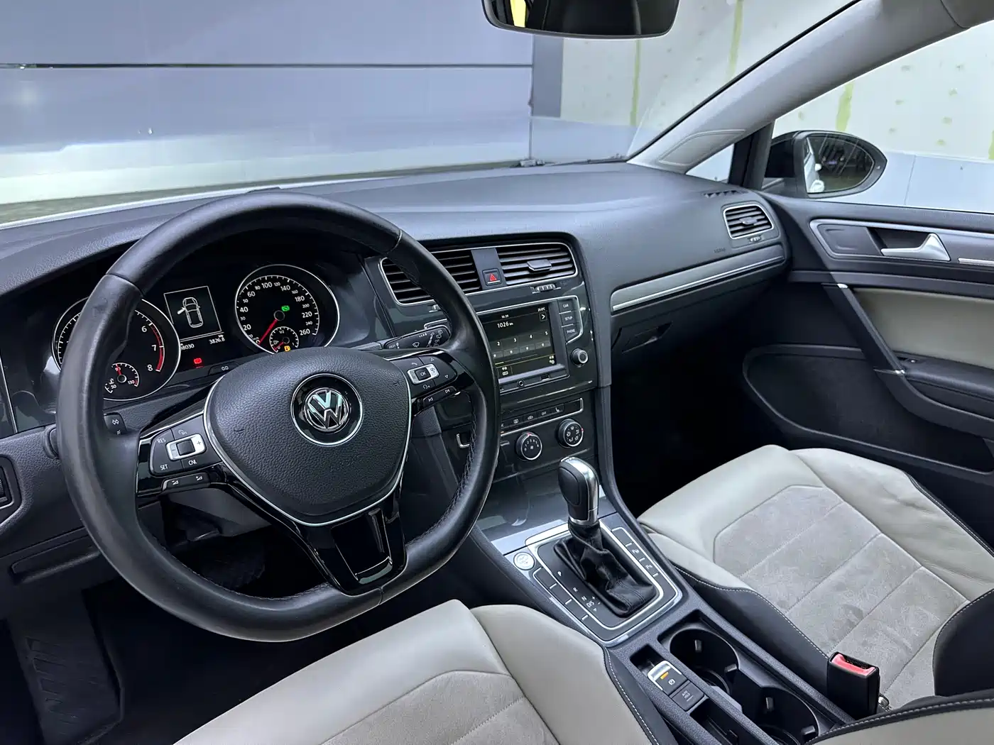 Volkswagen Golf 2017 230TSI Auto Luxury Millionth Anniversary Edition фото 10