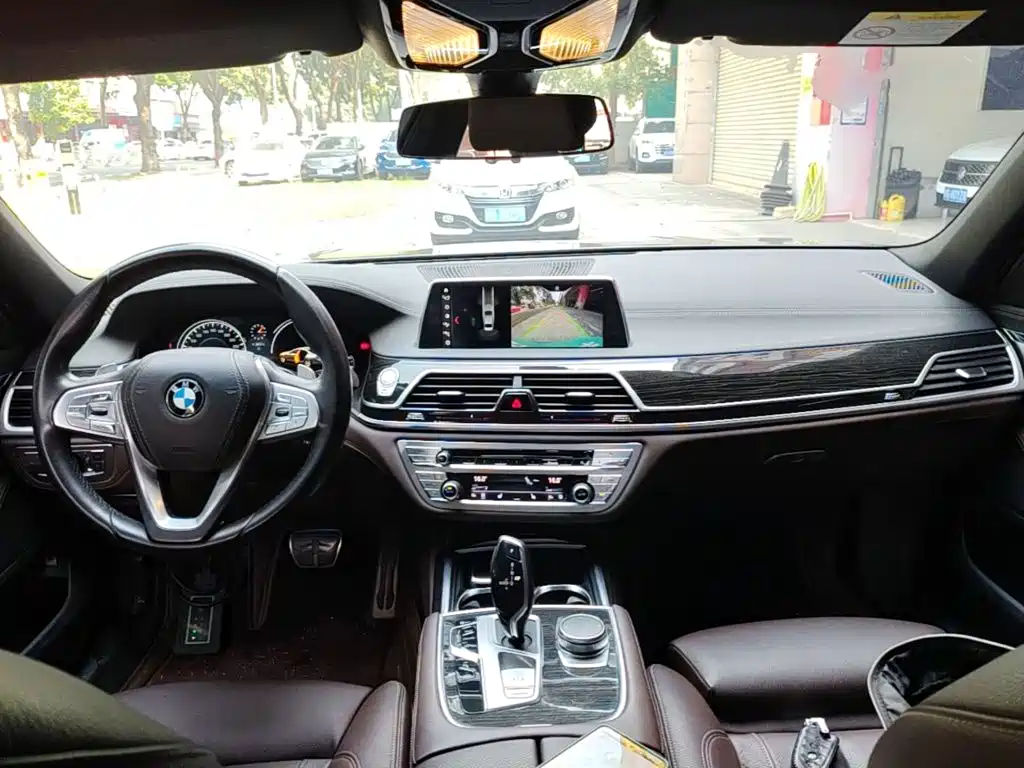 Фото 10 - BMW 7 Series