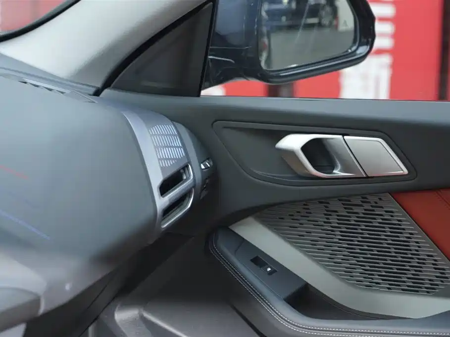 BMW 2 Series 2025 225L M Sport Package фото 15