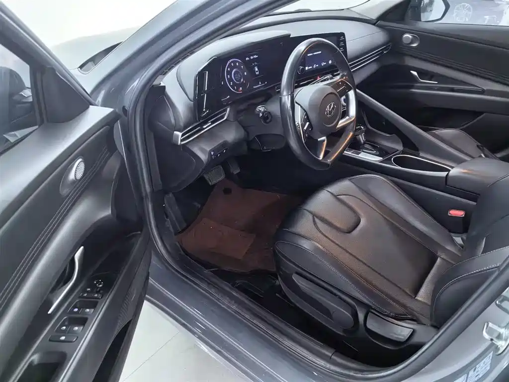 Фото 9 - Hyundai Elantra