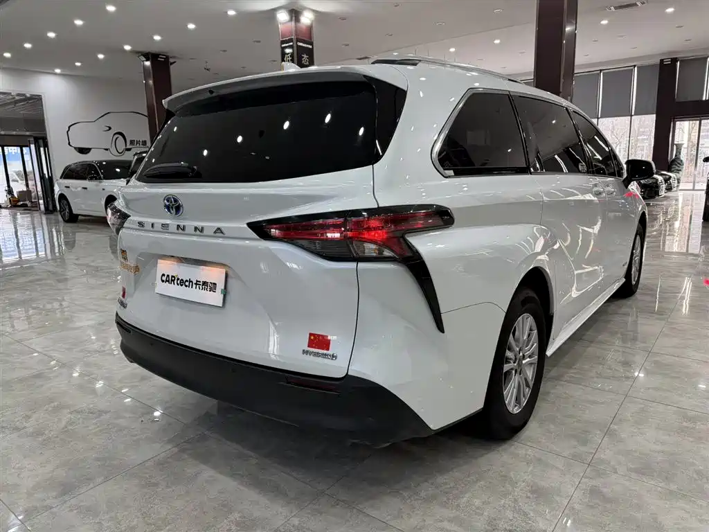 Toyota Sienna 2021 2.5L Hybrid Comfort Edition фото 4
