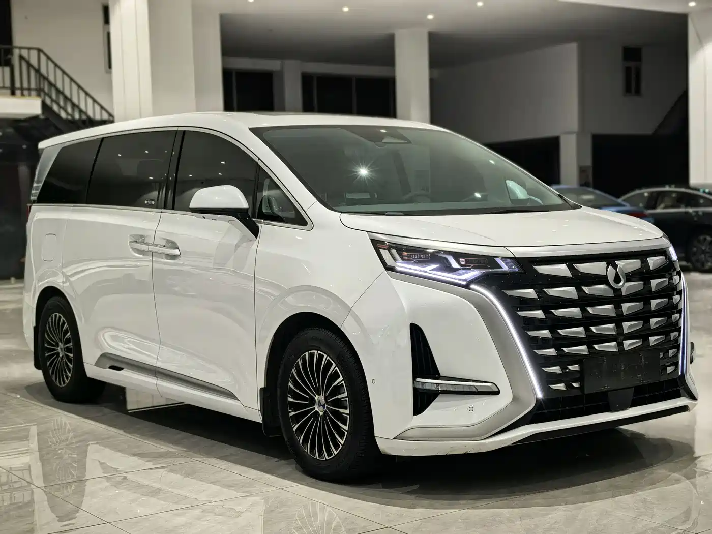 Denza D9 2022 DM-i 970 AWD Flagship фото 3