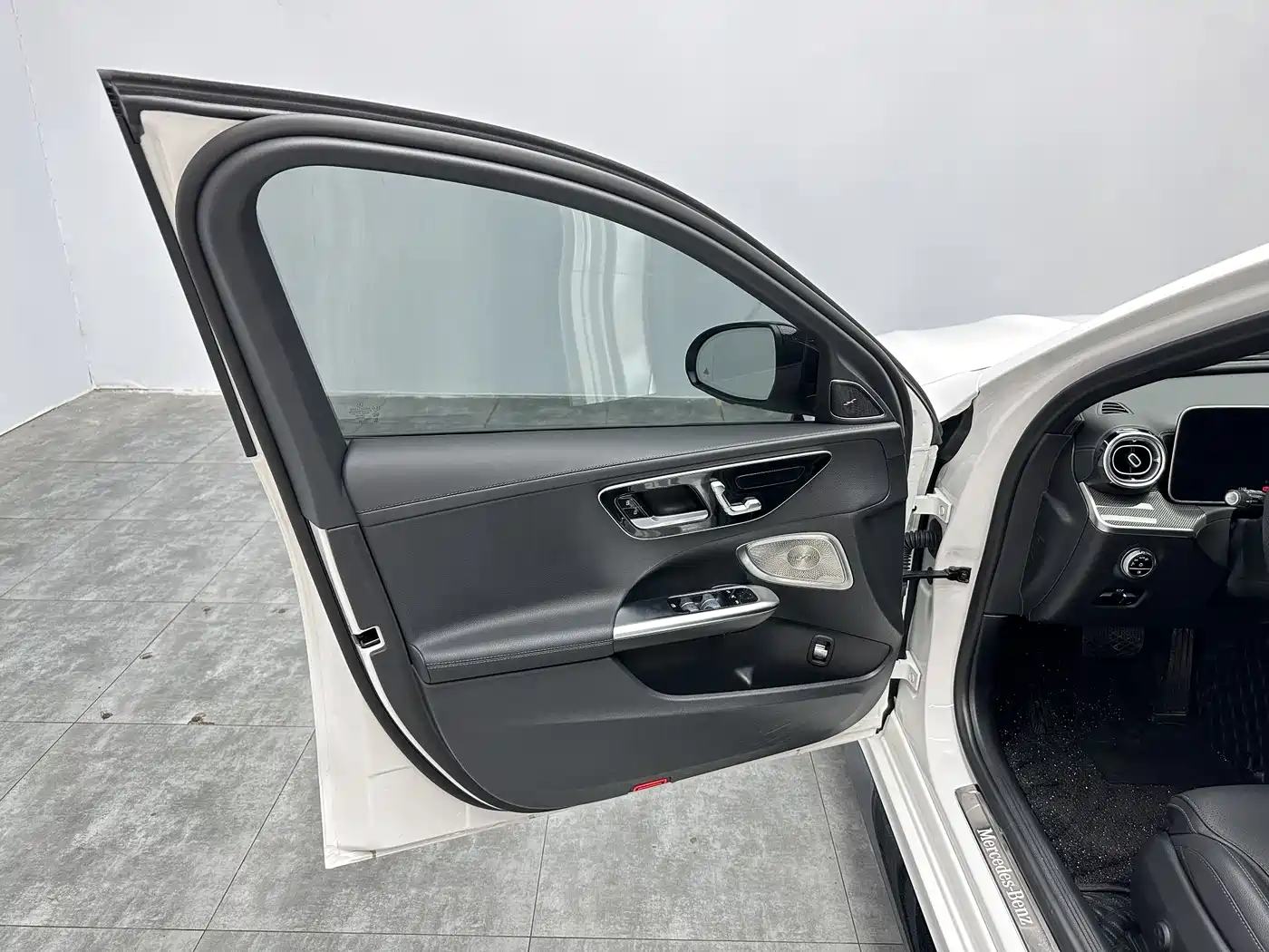 Mercedes-Benz C-Class 2024 Facelift III C 260 L Night Sport Edition фото 15