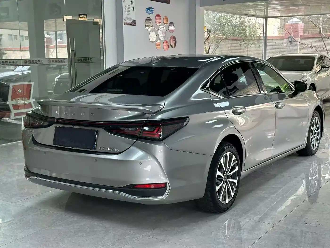 Lexus ES 2025 300h Ultimate Edition фото 9
