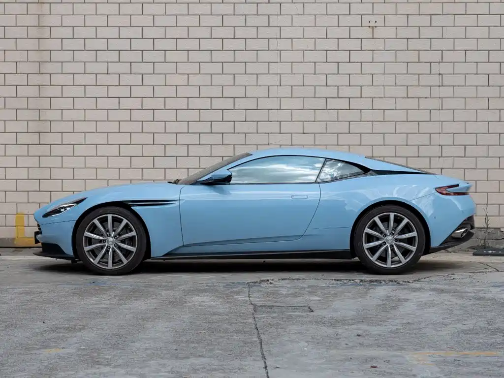 Фото 7 - Aston Martin DB11