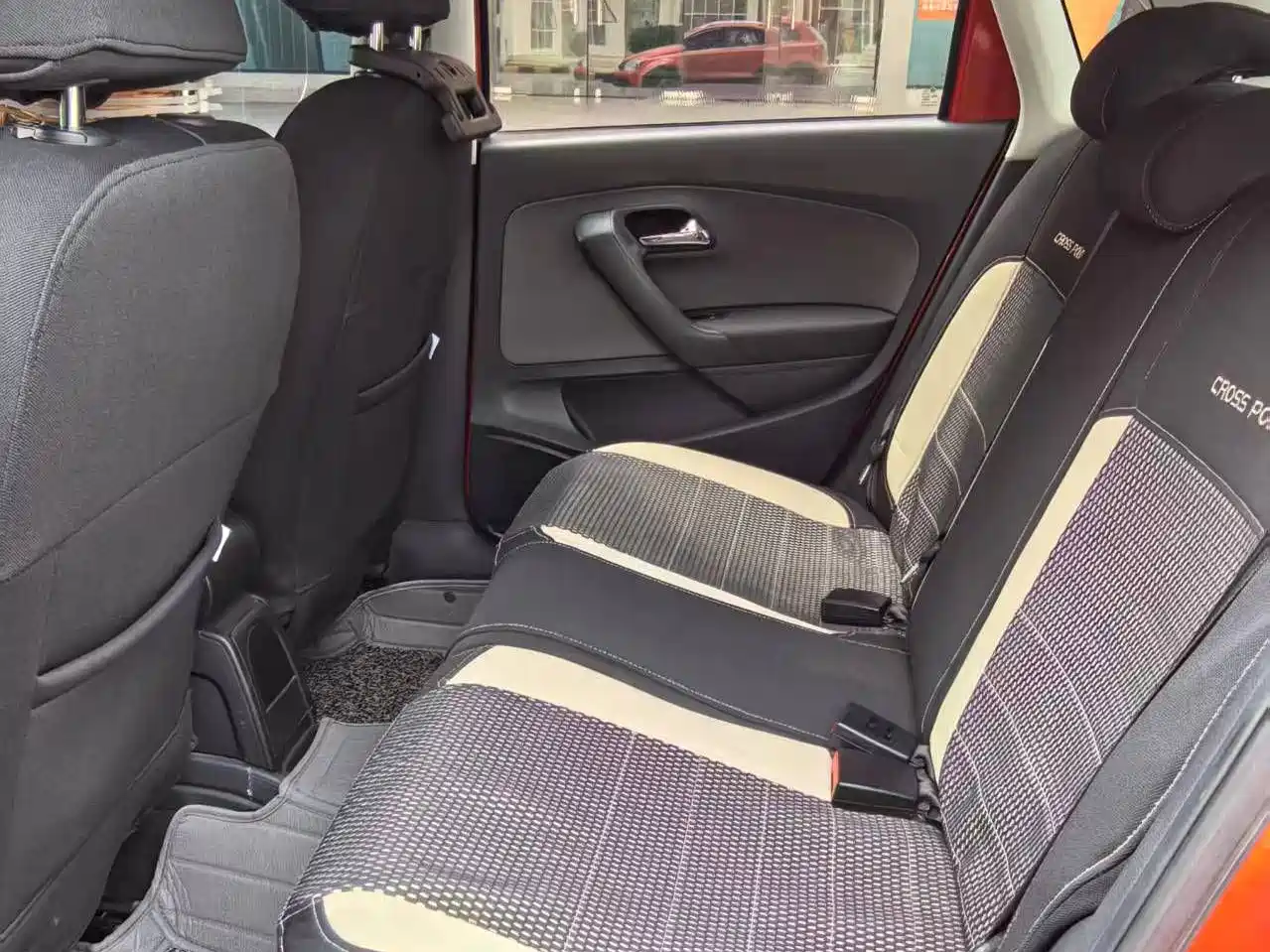 Volkswagen Polo 2014 1.6L Cross Polo Automatic фото 8