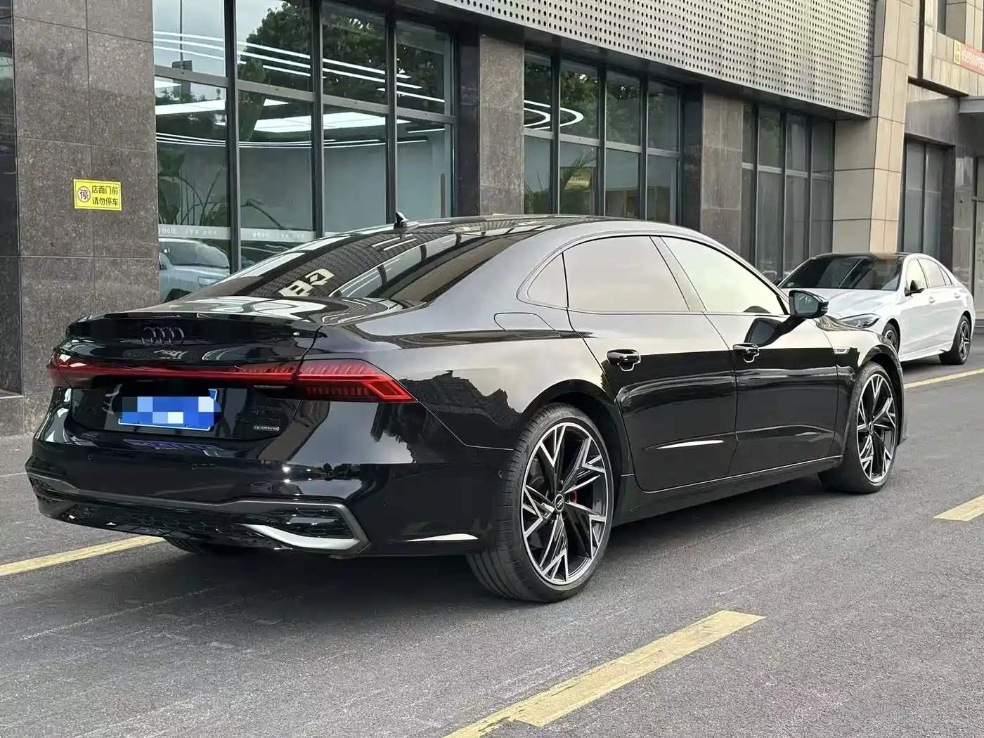 Audi A7L 2024 45 TFSI quattro Black Warrior Edition фото 4