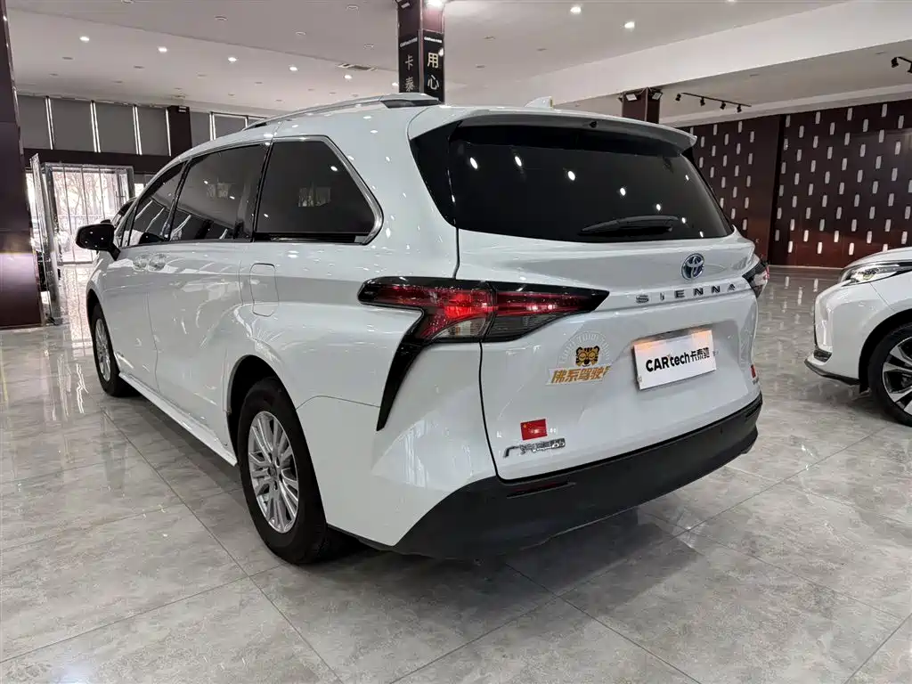 Toyota Sienna 2021 2.5L Hybrid Comfort Edition фото 6
