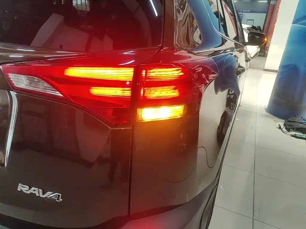 Toyota RAV4 Rongfang 2015 2.0L CVT 2WD Trend Edition фото 8