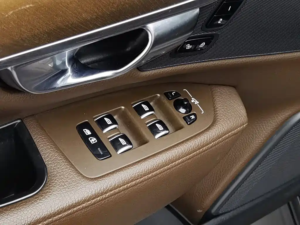 Фото 9 - Volvo S90